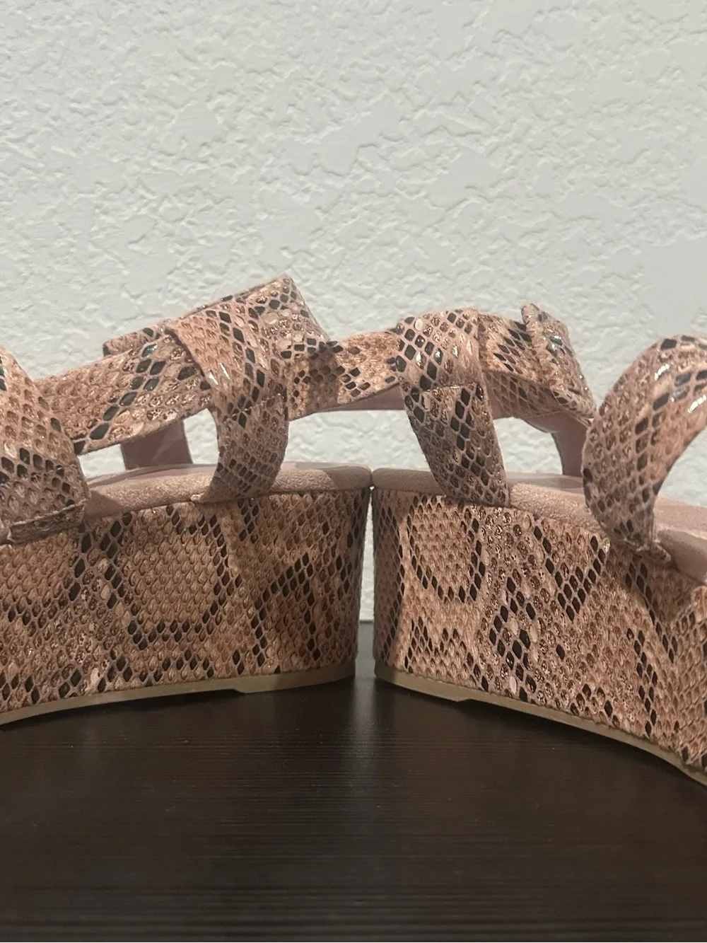! Qupid Snake-Print Platform Sandals in blush pink / light Tan size 8